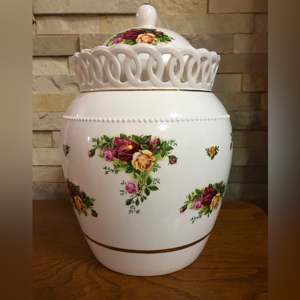 Limited Edition Signed Royal Albert Old Country Roses Biscuit Cookie Jar w/Lid